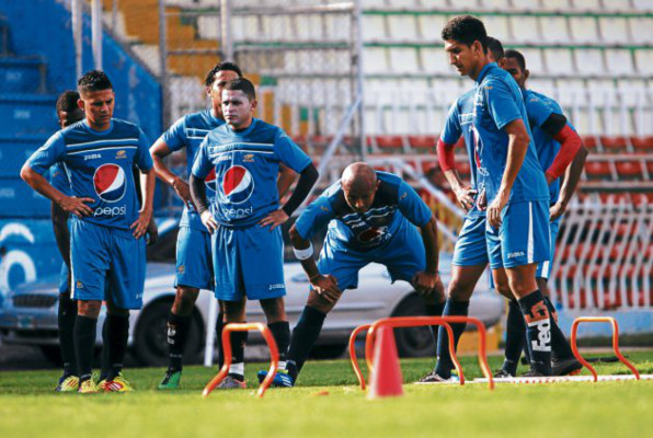 Amado ya hizo fútbol; jugaría el sábado con su máscara negra