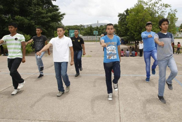 Estudiantes de 80 institutos de la capital se preparan para los desfiles