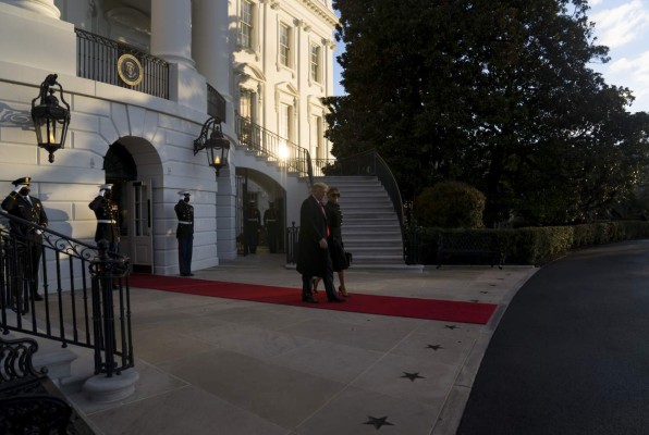 La triste despedida de Trump y Melania de la Casa Blanca en imágenes