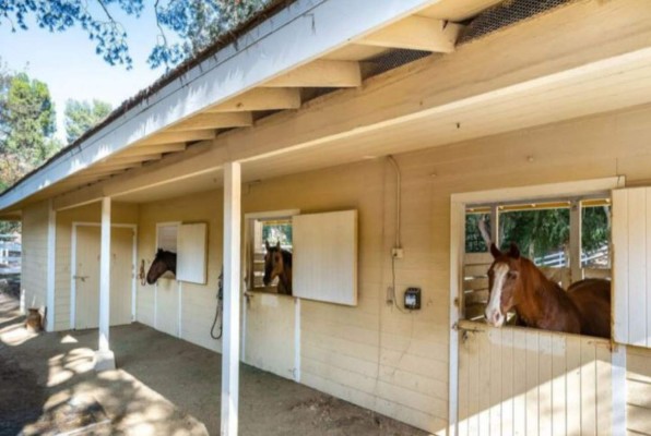 Así es la mansión que compró Kanye West frente a la casa de Kim Kardashian