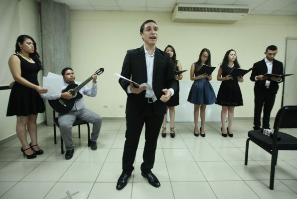 Presentación didáctica y de poesía coral en la UPNFM