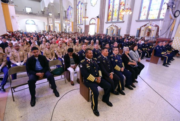 Bomberos ofrendan a la Virgen de Suyapa sus herramientas de trabajo