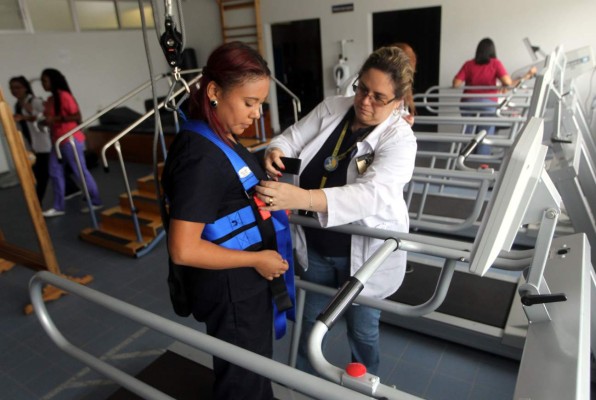 Con modernos equipos instruyen a estudiantes de Terapia Funcional