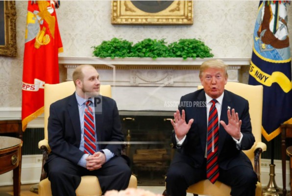 Madre de estadounidense excarcelado agradece a Maduro