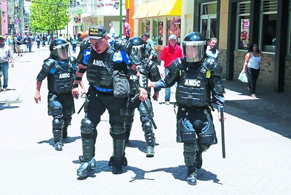 Hasta tres enfrentamientos al día protagonizan vendedores y policías
