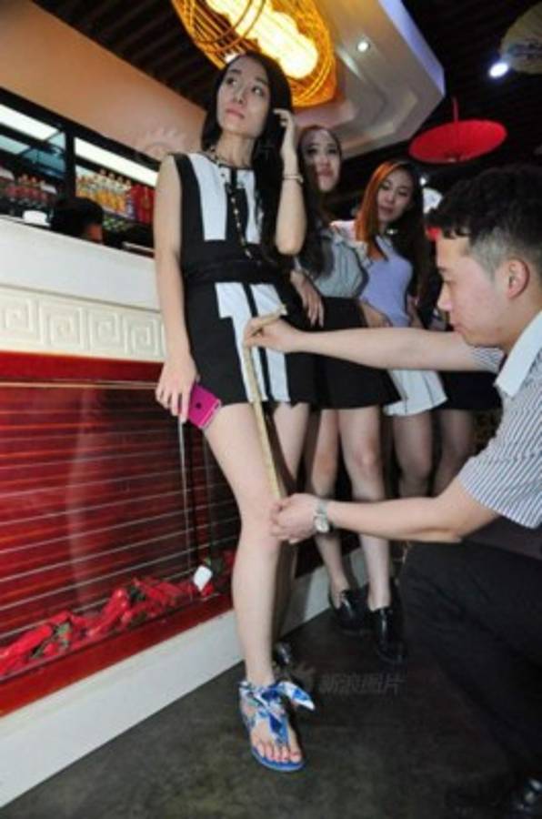 Ofrecen descuento en platillos a jóvenes con minifalda