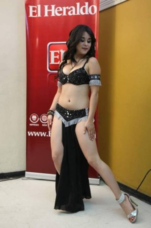 La dulce 'Campanita' encanta en EL HERALDO con su danza del vientre