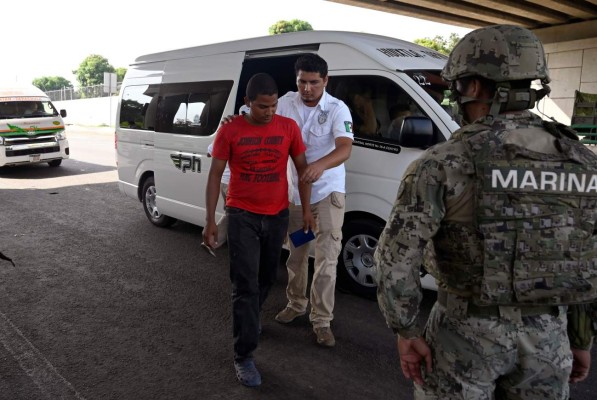 Una niña corre mientras su madre es detenida: las dramáticas imágenes de la captura de migrantes en México