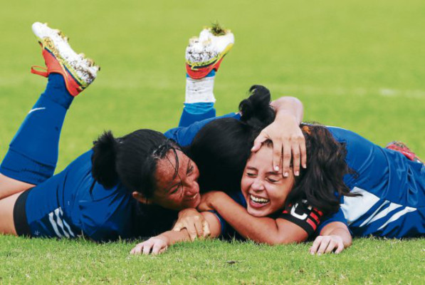 Fútbol femenino y masculino con palizas incluidas