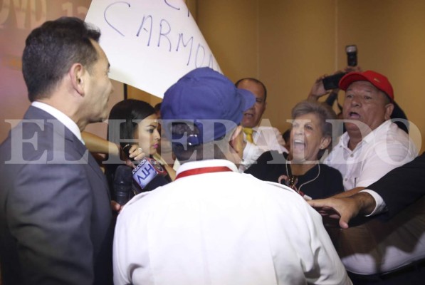 Libre irrumpe conferencia del venezolano Robert Carmona