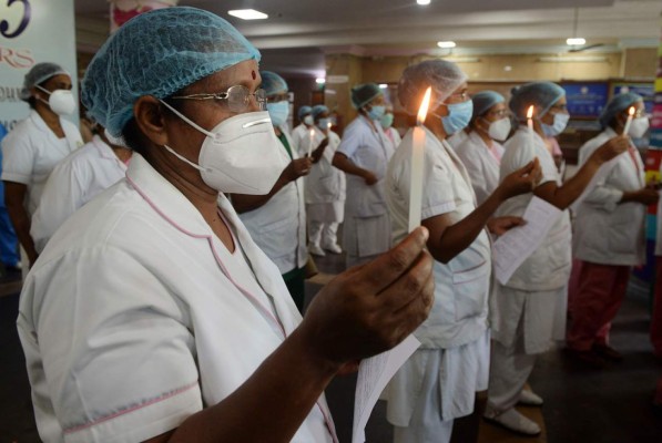 FOTOS: El día a día del personal de salud en el mundo, del hospital a casa