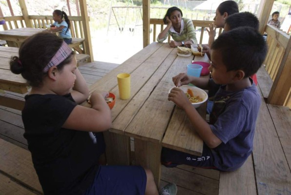 El hondureño del año: Jeony Ordóñez, el pastor que rescata a los niños del basurero para llevarlos a la universidad