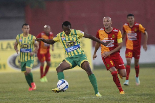 Real España vence al Parrillas One con triplete de Cardozo