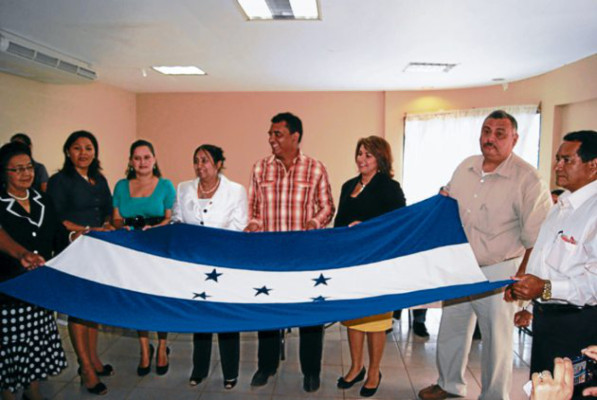 Juramentan comité educativo que vigilará programa lectivo