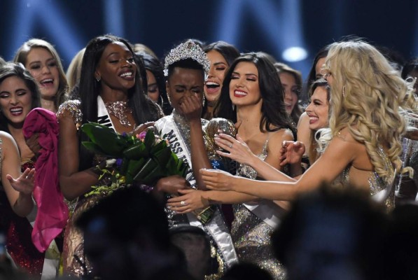 FOTOS: Llanto y emoción de Zozibini Tunzi al coronarse Miss Universo 2019