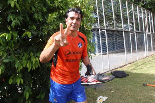 Diego Vazquez hace el Ice Bucket Challenge en apoyo a Reneau