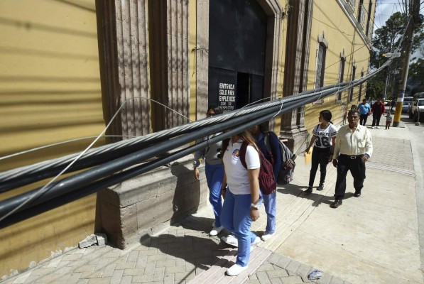 El nudo de alambres que da la bienvenida a los pacientes del Hospital San Felipe, es un peligro para los peatones. Foto: Emilio Flores / EL HERALDO