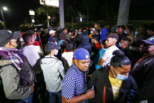 Familias enteras y jóvenes sin esperanza: la primera caravana migrante de 2022 hacia EE UU