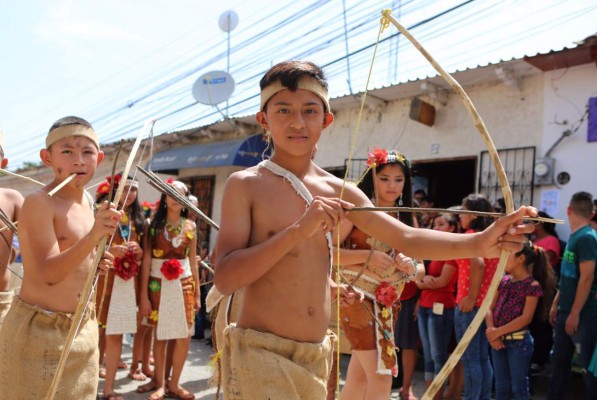 Día del Indio Lempira: Fiesta y color en lucido desfile hondureño