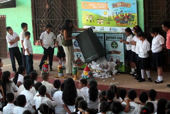 ¡Equipadas escuelas con contenedores especiales!