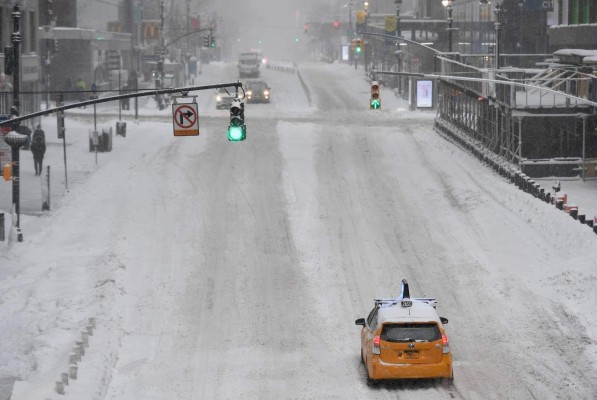 Transporte paralizado y confinamiento: alerta por nevada en Estados Unidos
