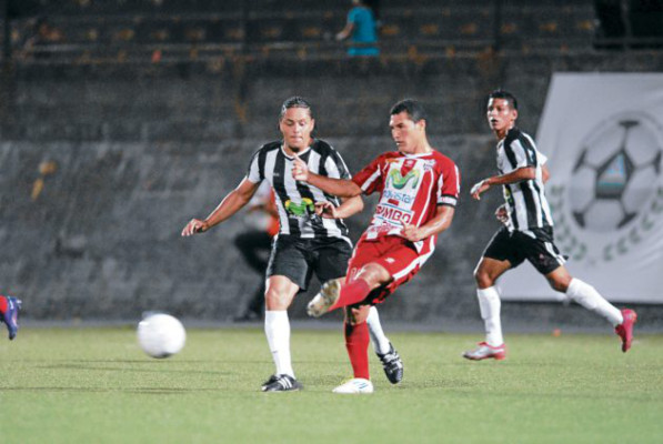 Elmer Mejía a un paso del título