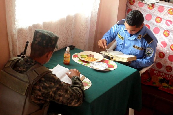Policía hondureño asegura llevar consigo el arma más poderosa