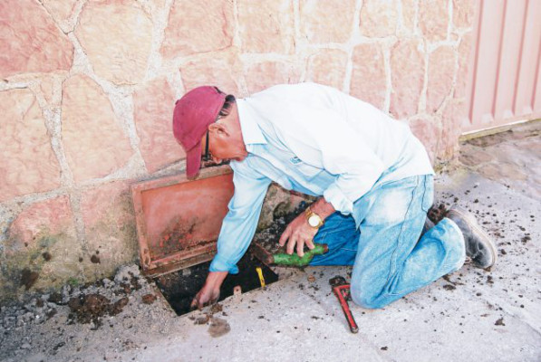 Con rejas capitalinos protegen sus contadores