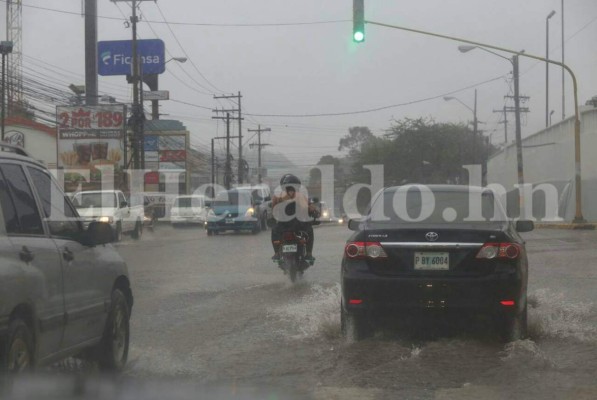 Fuertes lluvias azotan la capital de Honduras este domingo