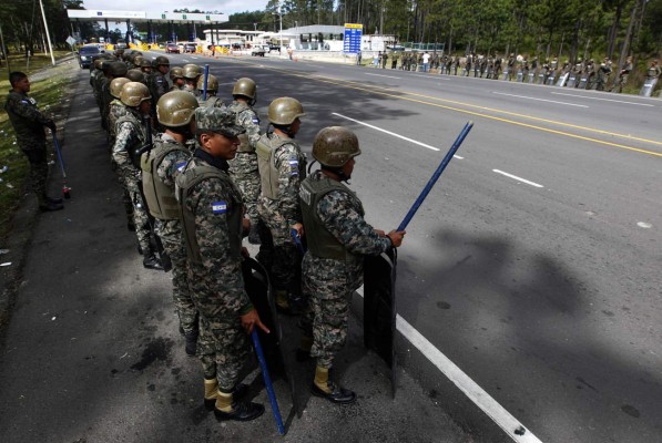 Regular afluencia de viajeros en primer día de feriado