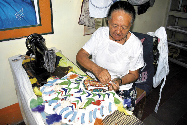 Mujeres contribuyen a la economía del hogar con el arte manual