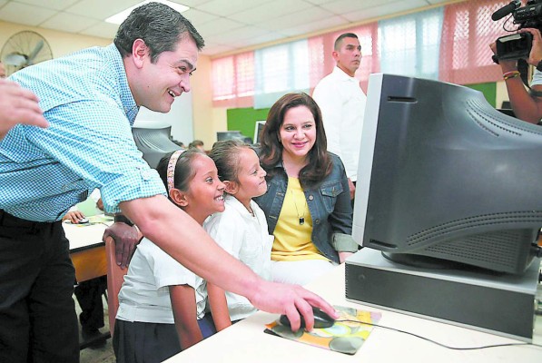 JOH inaugura aula digital en Zambrano