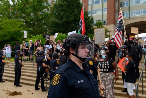 La pandemia y protestas ensombrecen la fiesta del 4 de Julio en EEUU  