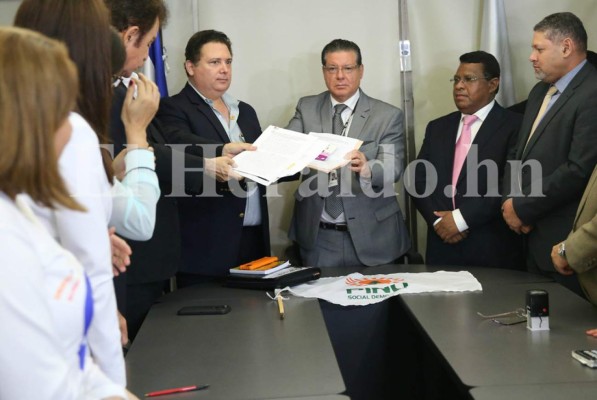 Así fue la llegada de Nasralla al TSE para solicitar inscripción de fórmula presidencial