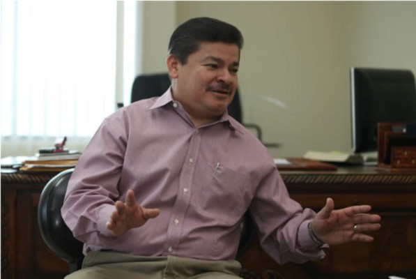 Saavedra no acepta que el pueblo pague la identidad