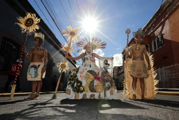 Niños engalanan un homenaje cívico a la patria