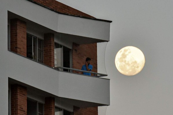 Las espectaculares imágenes que nos deja la Superluna rosa