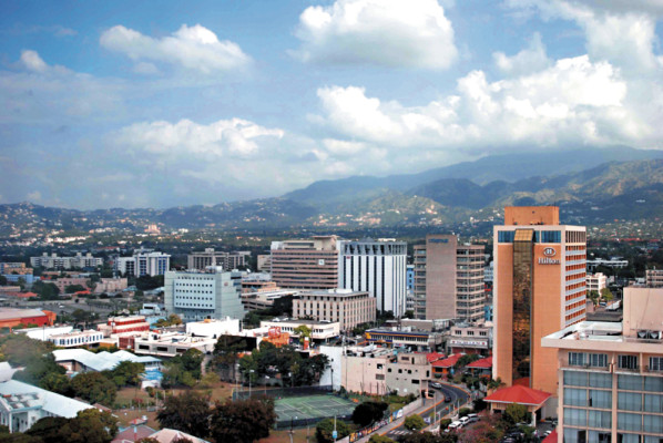 Una lluviosa ciudad de Kingston cobija a la bicolor