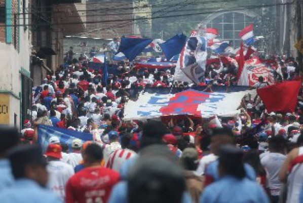 FOTOS: Con la ilusión de conquistar la copa 31, así llegó la Ultra Fiel al Estadio Nacional