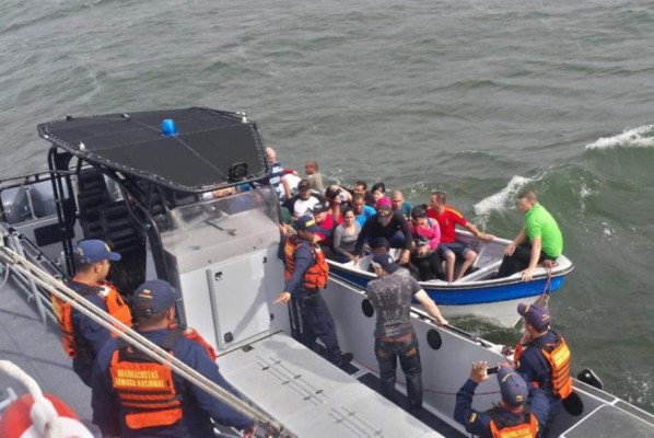 Rescatan en México a cuatro pescadores que llevaban un mes a la deriva