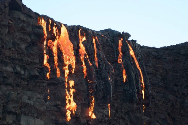 Lava de volcán de Hawái cae en cascada al océano