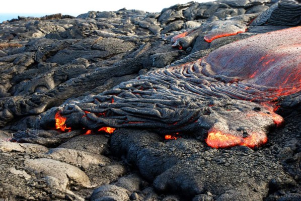 Lava de volcán de Hawái cae en cascada al océano