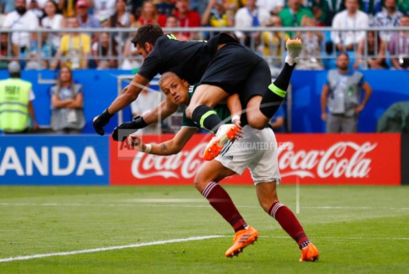 FOTOS: Las más exageradas caídas durante el duelo Brasil contra México; Neymar no es el único actor