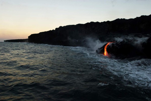 Lava de volcán de Hawái cae en cascada al océano