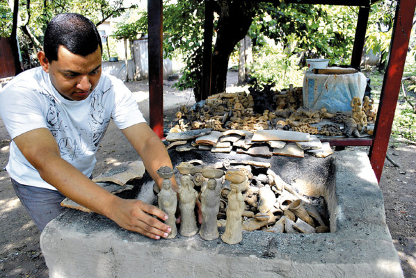 Mujeres contribuyen a la economía del hogar con el arte manual