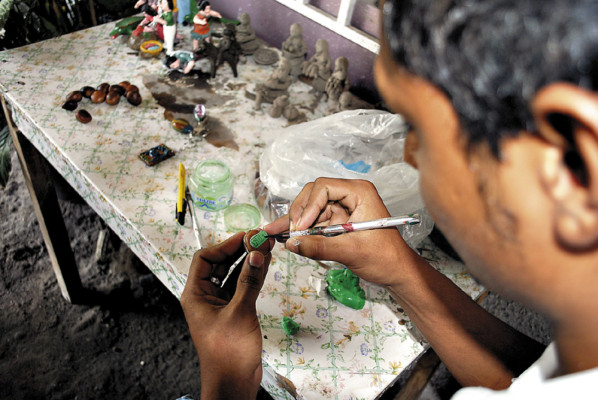 Mujeres contribuyen a la economía del hogar con el arte manual