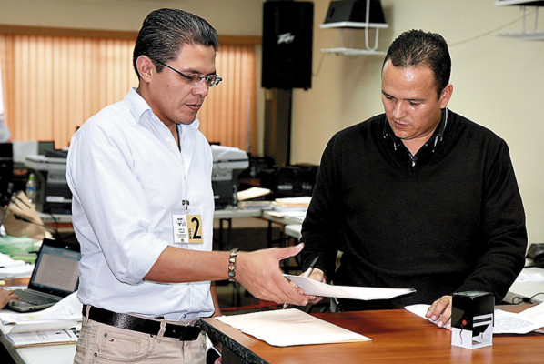 Ricardo Álvarez presenta reposición al TSE