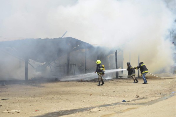 Incendio arrasó con 25 puestos del mercado Nuevo Amanecer