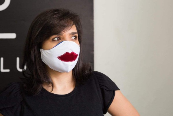 Mascarillas animadas le sonríen al mal tiempo por coronavirus