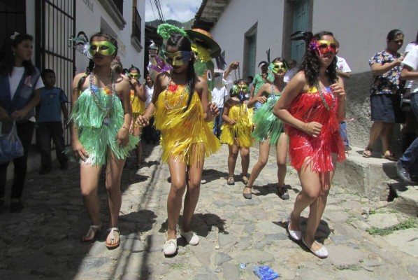 Colorido desfile para conmemorar la fiesta del mango y el mamey